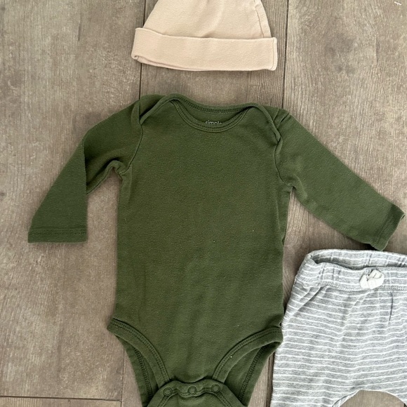 Carter’s 0-3 Month Baby Boy 3 piece matching outfit set
Pants bodysuit & hat - Picture 12 of 12